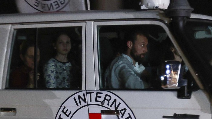 Detik-detik 24 Sandera Dibebaskan Hamas A Red Cross vehicle, as part of a convoy believed to be carrying hostages abducted by Hamas militants during the October 7 attack on Israel, arrives at the Rafah border, amid a hostages-prisoners swap deal between Hamas and Israel, in southern Gaza Strip November 25, 2023. REUTERS/Ibraheem Abu Mustafa