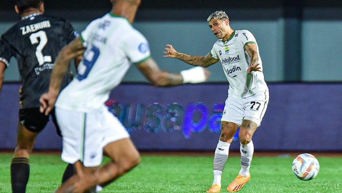 Dewa United Vs Persib Bandung di Tangerang. Laga ini berakhir dengan kekalahan tuan rumah 1-5.