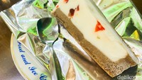 Tutty Fruity dibanderol harga Rp 25.000 per porsinya, berupa paduan es krim cokelat dan vanila dengan tambahan manisan buah koktail. Untuk menikmati Tutty Fruity harus didiamkan beberapa saat sampai agak meleleh. Paduan manisan buah dengan es krim vanilanya terasa manis dengan sensasi yang unik. Foto: detikFood/Yenny Mustika Sari