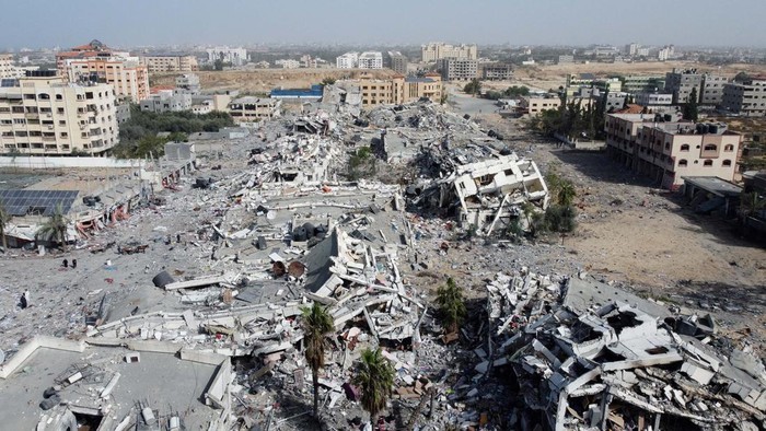 Residential buildings, destroyed in Israeli strikes during the conflict, lie in ruin, amid a temporary truce between Israel and the Palestinian Islamist group Hamas, in southern Gaza City November 26, 2023. REUTERS/Bassam Masoud