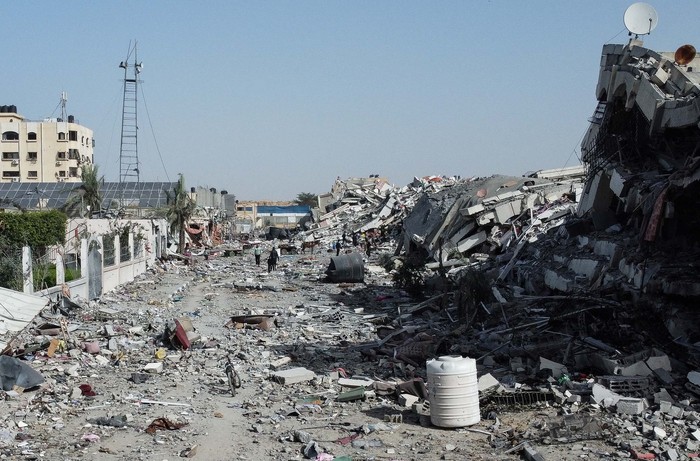 Residential buildings, destroyed in Israeli strikes during the conflict, lie in ruin, amid a temporary truce between Israel and the Palestinian Islamist group Hamas, in southern Gaza City November 26, 2023. REUTERS/Bassam Masoud