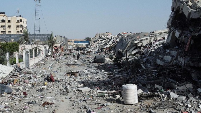 Residential buildings, destroyed in Israeli strikes during the conflict, lie in ruin, amid a temporary truce between Israel and the Palestinian Islamist group Hamas, in southern Gaza City November 26, 2023. REUTERS/Bassam Masoud