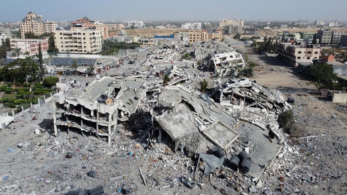 Residential buildings, destroyed in Israeli strikes during the conflict, lie in ruin, amid a temporary truce between Israel and the Palestinian Islamist group Hamas, in southern Gaza City November 26, 2023. REUTERS/Bassam Masoud