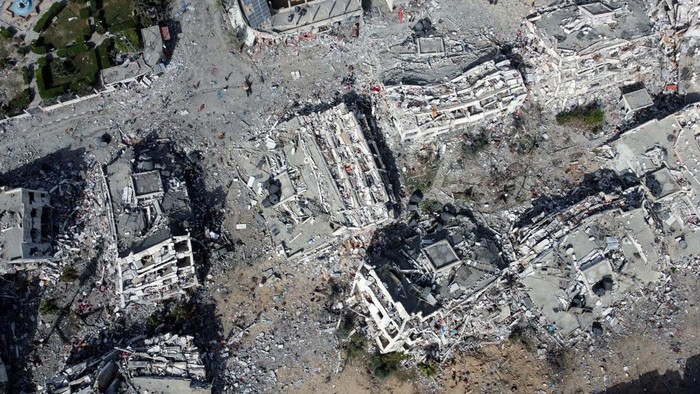 Residential buildings, destroyed in Israeli strikes during the conflict, lie in ruin, amid a temporary truce between Israel and the Palestinian Islamist group Hamas, in southern Gaza City November 26, 2023. REUTERS/Bassam Masoud