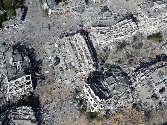 Residential buildings, destroyed in Israeli strikes during the conflict, lie in ruin, amid a temporary truce between Israel and the Palestinian Islamist group Hamas, in southern Gaza City November 26, 2023. REUTERS/Bassam Masoud