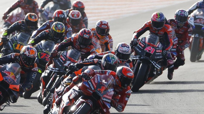 Italian rider Francesco Bagnaia of the Ducati Lenovo Team leads the pack at the start of the MotoGP race of the Valencia Motorcycle Grand Prix, the last race of the season, at the Ricardo Tormo circuit in Cheste near Valencia, Spain, Sunday, Nov. 26, 2023. (AP Photo/Alberto Saiz)