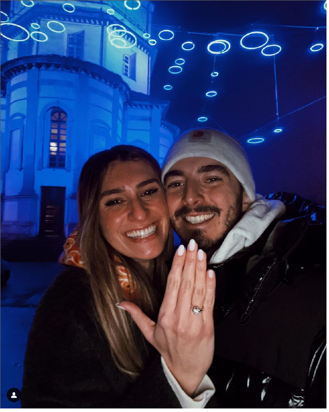 “Kemarin, hari ini, besok...bersama.❤️ 24/12/2022 menjawab iya. Tahun yang ajaib,” tulis Pecco dalam unggahannya yang menggunakan bahasa Italia di akun Instagramnya @pecco63 yang memiliki lebih dari 1,4 juta pengikut. Foto: Dok. Instagram Francesco Bagnaia, Domizia Castagnini