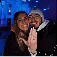 “Kemarin, hari ini, besok...bersama.❤️ 24/12/2022 menjawab iya. Tahun yang ajaib,” tulis Pecco dalam unggahannya yang menggunakan bahasa Italia di akun Instagramnya @pecco63 yang memiliki lebih dari 1,4 juta pengikut. Foto: Dok. Instagram Francesco Bagnaia, Domizia Castagnini