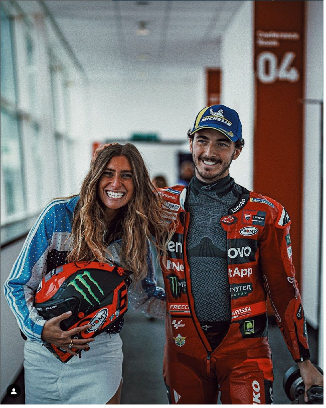 Domizia Castagnini tunangan Francesco Bagnaia diketahui berusia 30 tahun. Sedangkan juara dunia MotoGP 2023 itu akan berulang tahun ke-27 pada Januari 2024. Foto: Dok. Instagram Francesco Bagnaia, Domizia Castagnini