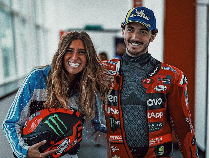 Bagnaia Tak Cuma Naik ke Puncak Klasemen, Tapi Naik Pelaminan Juga