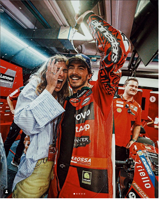 Francesco Bagnaia diketahui telah melamar Domizia Castagnini. Pebalap yang juga dikenal dengan nama Pecco itu mengunggah dan memberikan pin pada foto yang memperlihatkan Domizia memamerkan cincin berlian di jari manisnya. Foto: Dok. Instagram Francesco Bagnaia, Domizia Castagnini