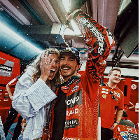 Francesco Bagnaia diketahui telah melamar Domizia Castagnini. Pebalap yang juga dikenal dengan nama Pecco itu mengunggah dan memberikan pin pada foto yang memperlihatkan Domizia memamerkan cincin berlian di jari manisnya. Foto: Dok. Instagram Francesco Bagnaia, Domizia Castagnini