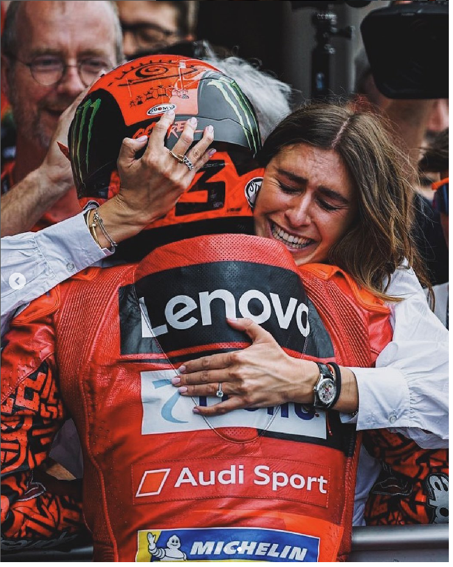 Sosok Domizia Castagnini merupakan wanita yang selalu dipeluk Francesco Bagnaia usai balapan. Wanita yang juga berasal dari Turin, Italia seperti Bagnaia ini kerap mengunggah momen pelukannya dengan sang pembalap. Foto: Dok. Instagram Francesco Bagnaia, Domizia Castagnini