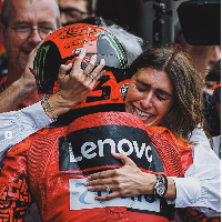 Sosok Domizia Castagnini merupakan wanita yang selalu dipeluk Francesco Bagnaia usai balapan. Wanita yang juga berasal dari Turin, Italia seperti Bagnaia ini kerap mengunggah momen pelukannya dengan sang pembalap. Foto: Dok. Instagram Francesco Bagnaia, Domizia Castagnini