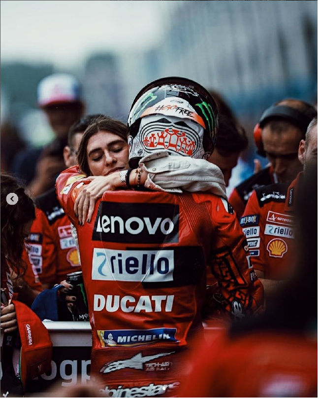 Domizia Castagnini seperti dikutip dari The Sportgrail, menjalankan bisnisnya sebagai pembeli fesyen sejak 2019. Jika sedang tidak bekerja, Domizia tak pernah absen menonton Pecco balapan. Foto: Dok. Instagram Francesco Bagnaia, Domizia Castagnini
