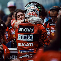 Domizia Castagnini seperti dikutip dari The Sportgrail, menjalankan bisnisnya sebagai pembeli fesyen sejak 2019. Jika sedang tidak bekerja, Domizia tak pernah absen menonton Pecco balapan. Foto: Dok. Instagram Francesco Bagnaia, Domizia Castagnini