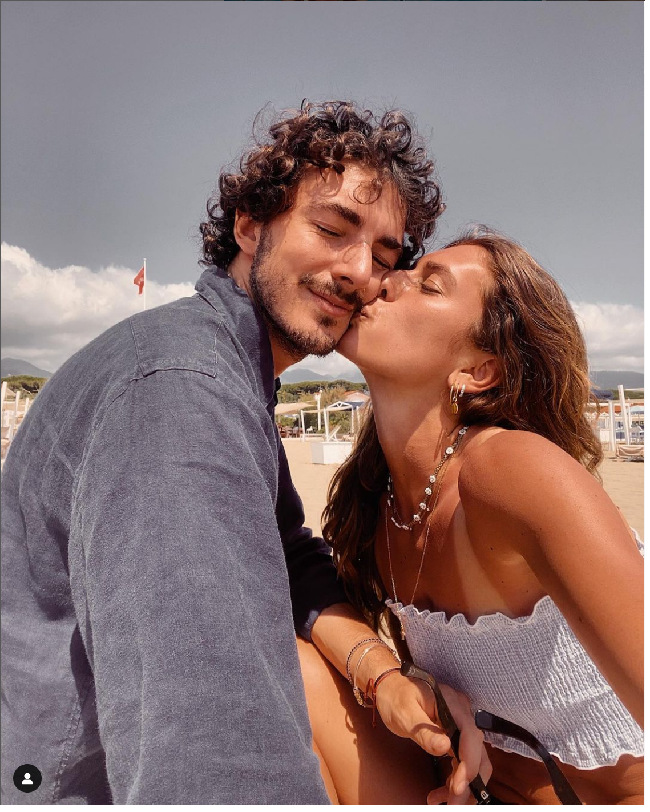 Dalam sebuah wawancara Bagnaia pernah mengungkapkan perasaan cinta mendalamnya pada wanita yang akrab disapanya dengan nama Dudi itu. “Saya merasa beruntung telah mendapat kesempatan untuk bersama dengannya, dengan Dudi, sebagaimana saya memanggilnya. Dia memungkinkan saya untuk fokus hanya pada hal-hal yang baik. Dan saya tidak pernah berpikir tentang hidup tanpanya,” ujarnya. Foto: Dok. Instagram Francesco Bagnaia, Domizia Castagnini