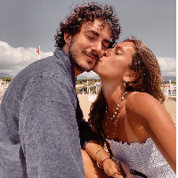 Dalam sebuah wawancara Bagnaia pernah mengungkapkan perasaan cinta mendalamnya pada wanita yang akrab disapanya dengan nama Dudi itu. “Saya merasa beruntung telah mendapat kesempatan untuk bersama dengannya, dengan Dudi, sebagaimana saya memanggilnya. Dia memungkinkan saya untuk fokus hanya pada hal-hal yang baik. Dan saya tidak pernah berpikir tentang hidup tanpanya,” ujarnya. Foto: Dok. Instagram Francesco Bagnaia, Domizia Castagnini