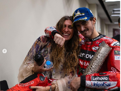 8 Potret Mesra Juara Dunia MotoGp Bagnaia dan Tunangannya yang Lebih Tua
