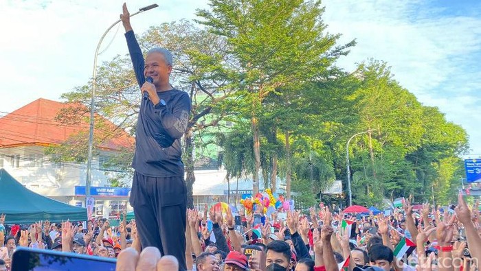 Ganjar Pranowo hadiri jalan sehat di Makassar, Sulsel.