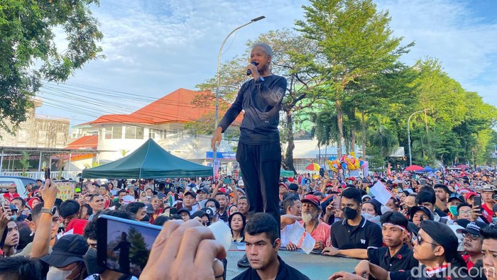 Ganjar Pranowo menghadiri jalan sehat di Makassar, Sulsel.