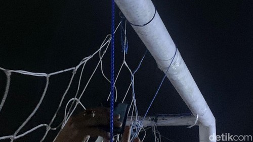 Geger pria gantung diri mistar gawang di Mataram, NTB.