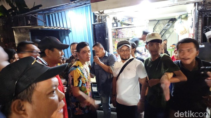 Gibran Rakabuming blusukan ke warga di Petamburan, Jakarta Barat (Adrial/detikcom)