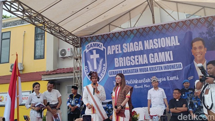 Gibran Rakabuming dan Selvi Ananda di Gedung Badan Pekerja Sinode Gereja Toraja. (Rizky Adha/detikcom)