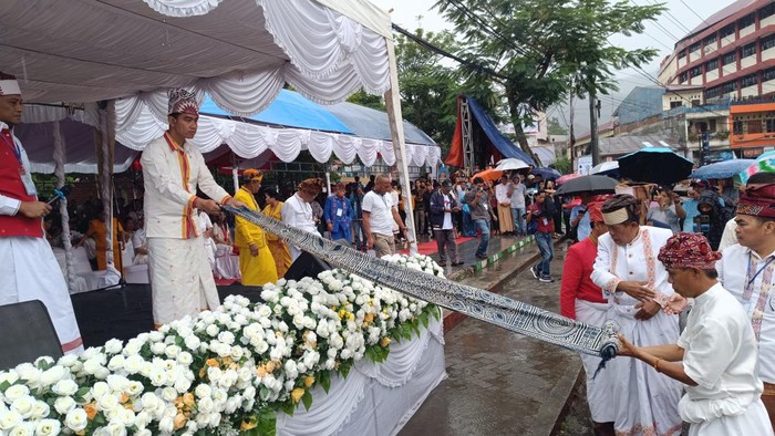 Gibran Rakabuming Raka menghadiri karnaval budaya acara adat di Tana Toraja, Sulawesi Selatan (Sulsel).