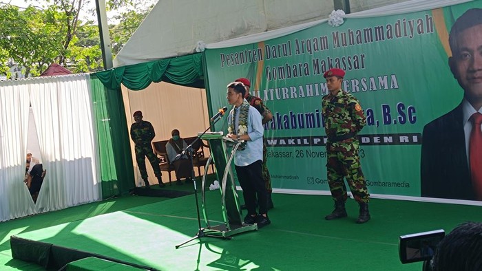 Gibran Rakabuming saat berkunjung ke berkunjung ke Pondok Pesantren Darul Arqom Muhammadyah, Makassar (Rizky/detikcom)