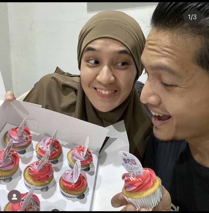 Jauh Dari Isu Miring, Ini Kemesraan Dimas Seto dan Dhini Aminarti Saat Makan