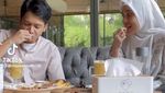 Ini Kemesraan Dimas Seto dan Dhini Aminarti Saat Makan