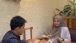 Ini Kemesraan Dimas Seto dan Dhini Aminarti Saat Makan
