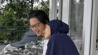 Dimas Seto dan Dhini Aminarti sedang nongkrong santai sambil duduk-duduk di teras nih. Mereka pun sembari menikmati secangkir minuman hangat.  Foto: Instagram @dimasseto_1