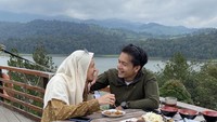 Serunya! Pasangan selebriti tersebut sedang menikmati sejumlah makanan di salah satu kafe dengan pemandangan indah. Dimas dan Dhini memesan roti bakar, pisang bakar, hingga siomay. Foto: Instagram @dimasseto_1