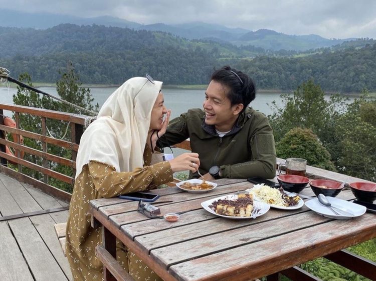 Ini Kemesraan Dimas Seto dan Dhini Aminarti Saat Makan