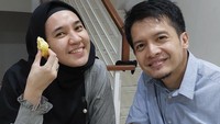 Selain makan di kafe, pasangan ini juga hobi makan durian loh. Kali ini Dimas Seto dan Dhini Aminarti sedang makan durian dari @durenwakroban. Foto: Instagram @dimasseto_1