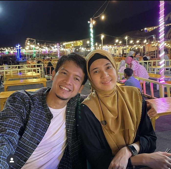 Jauh Dari Isu Miring, Ini Kemesraan Dimas Seto dan Dhini Aminarti Saat Makan Jauh Dari Isu Miring, Ini Kemesraan Dimas Seto dan Dhini Aminarti Saat Makan