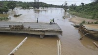 Insinyur melihat kerusakan akibat banjir besar di jembatan Mbogolo sepanjang jalan Mombasa Malindi, setelah sebagian tersapu hujan lebat pada Jumat malam, Sabtu 25 November 2023.
