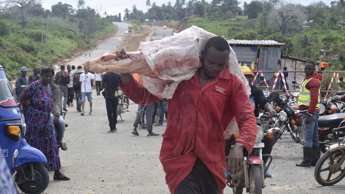 Jembatan di Kenya Putus Diterjang Banjir Travellers who were headed to either Malindi town or Mombasa town had to alight from their vehicles Saturday Nov. 25, 2023 and walk on foot across the unfinished Mbogolo bridge with their luggages to the other side after floods washed away a section of the old bridge due to heavy downpour on Friday night,