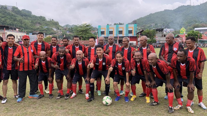 Kaesang Pangarep saat foto bersama mantan pemain Persipura Jayapura.