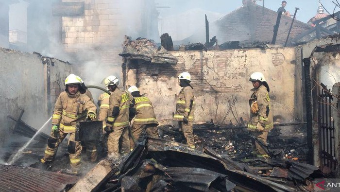 Sejumlah petugas Suku Dinas Penanggulangan Kebakaran dan Penyelamatan (Gulkarmat) Jakarta Timur tengah memadamkan api yang menghanguskan tujuh bangunan di Kampung Pertanian Selatan RT 07/RW 03, Kelurahan Klender, Kecamatan Duren Sawit, Jakarta Timur, Minggu (26/11/2023). ANTARA/HO-Sudin Gulkarmat Jakarta Timur
