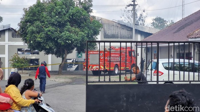 Kebakaran di pabrik sarung tangan di Pleret, Bantul, Minggu (26/11/2023). Api disebut menyala lagi.