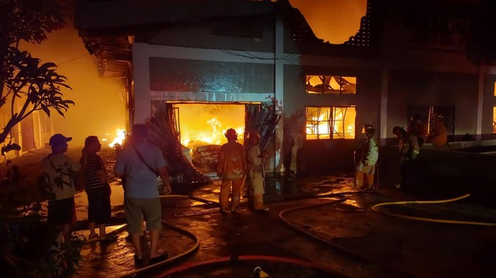 Kebakaran pabrik sarung tangan di Pleret Bantul, Sabtu (26/11/2023).