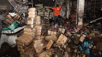 Tim Inafis Polrestabes Surabaya melakukan olah tempat kejadian perkara (TKP) toko kelontong yang terbakar di Jalan Pisces, Surabaya, Jawa Timur, Minggu (26/11/2023).