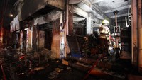 Sebanyak 13 kendaraan pemadam kebakaran dikerahkan untuk memadamkan kebakaran toko yang diduga akibat korsleting lemari pendingin.