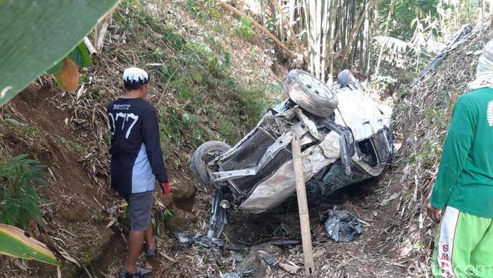 Kecelakaan mobil masuk jurang jalur wisata Solo - Selo - Borobudur (SSB), Boyolali, Minggu (26/11/2023).