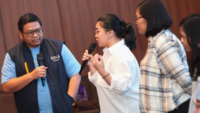 Corporate Relations and CSR Manager Erha Clinic Oemar Saputra (kiri) mendengar kesaksian penyintas penyakit Psoriasis saat program Erha A3 for Psoriasis di Surabaya, Jawa Timur, Minggu (26/11/2023). Kegiatan yang didukung oleh Erha Atopy and Skin Disease Center tersebut untuk menciptakan akses yang lebih baik bagi para penderita Psoriasis.  ANTARA FOTO/Didik Suhartono/nym.