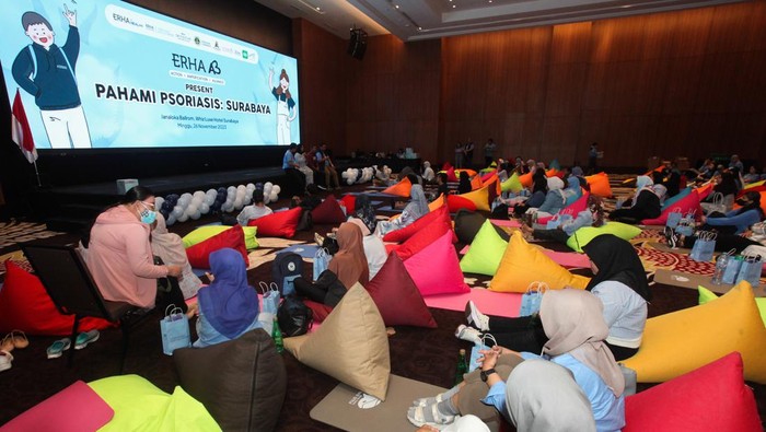 Corporate Relations and CSR Manager Erha Clinic Oemar Saputra (kiri) mendengar kesaksian penyintas penyakit Psoriasis saat program Erha A3 for Psoriasis di Surabaya, Jawa Timur, Minggu (26/11/2023). Kegiatan yang didukung oleh Erha Atopy and Skin Disease Center tersebut untuk menciptakan akses yang lebih baik bagi para penderita Psoriasis. ANTARA FOTO/Didik Suhartono/nym.
