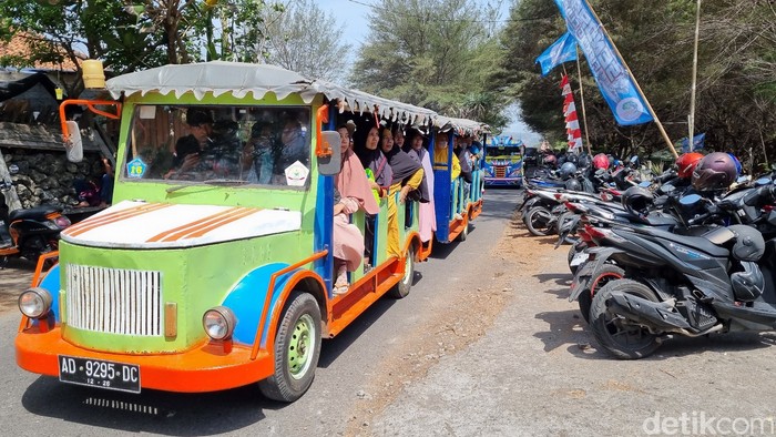 Kereta kelinci lalu lalang di kawasan Pantai Parangtritis Bantul, Minggu (26/11/2023)